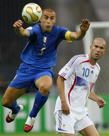 le capitaine Italien fabio carnnavaro et le mielleur passeur Zinedine zidane